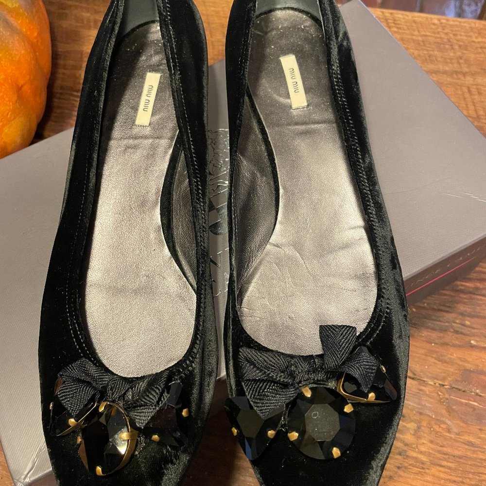 Beautiful pair of Miu Miu women 41/10 black velvet pointed toe flats  shoe